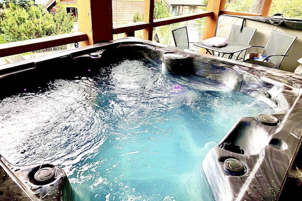 Seats 6 Comfortably. With Awesome Views Of Complex Pool & Hot Tub